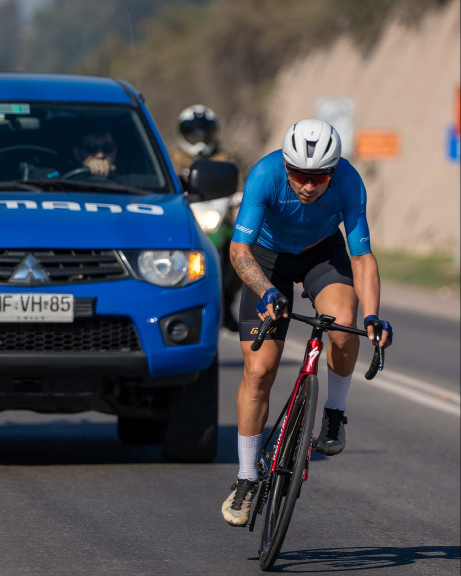 Ciclista de montaña con su kit Gavia
